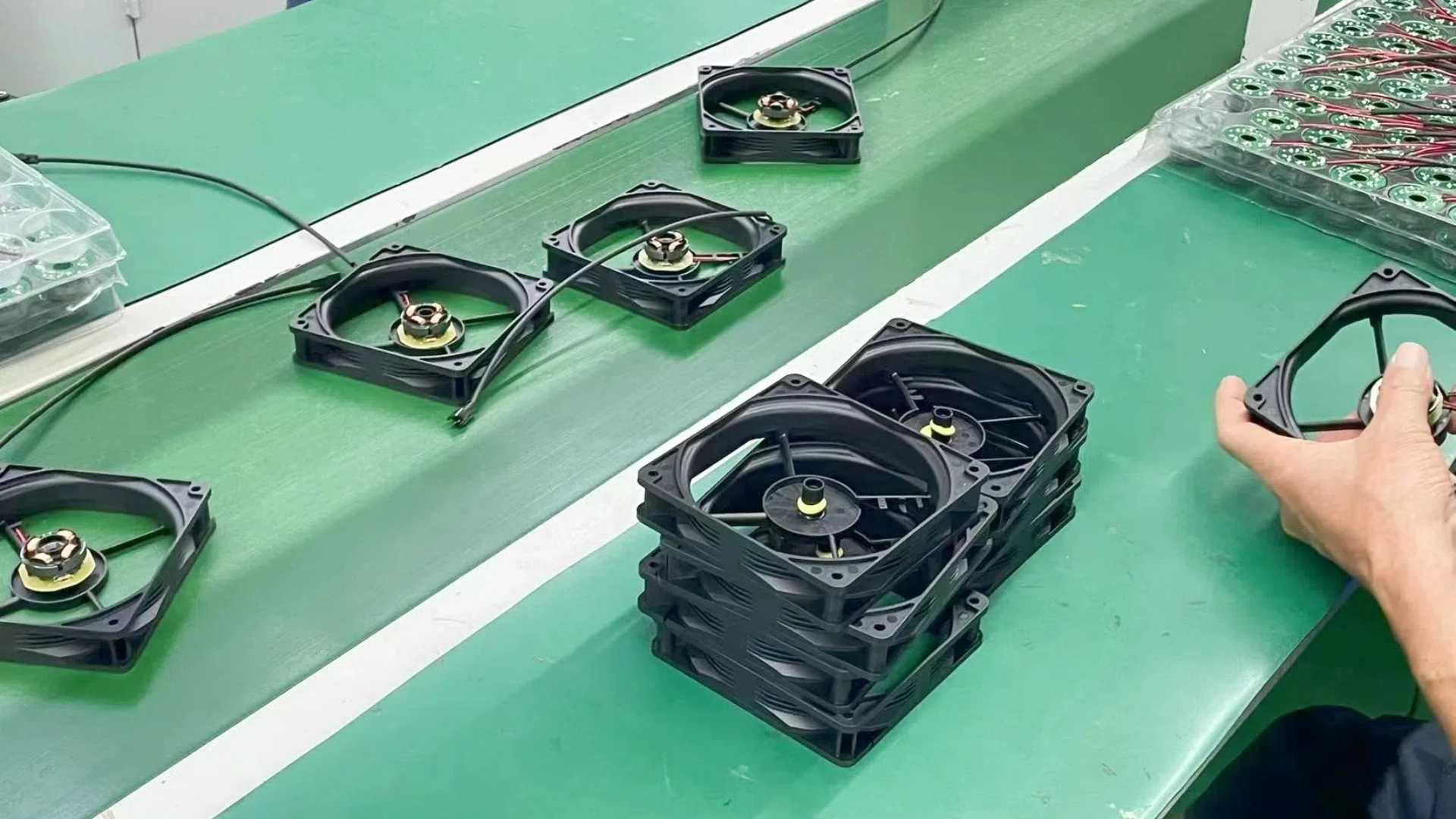 Qual tipo de ventilador é mais adequado para resfriar aparelhos de ar condicionado ou grandes eletrodomésticos?